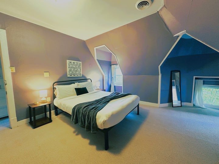 Двойно легло в просторна предна спалня на 3-ия етаж. 