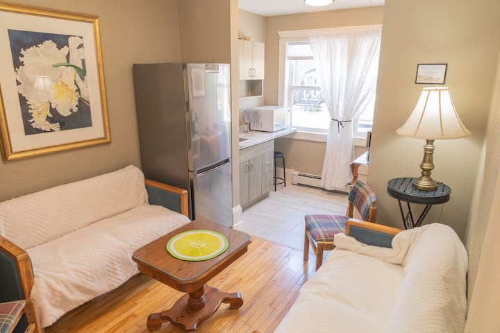 Poppy’s Room - Ground Floor Ensuite Downtown - Prince Edward Island