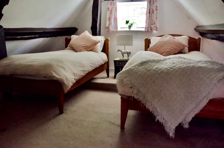 Chambre au 2e étage (lits jumeaux) : faites attention à votre tête !
