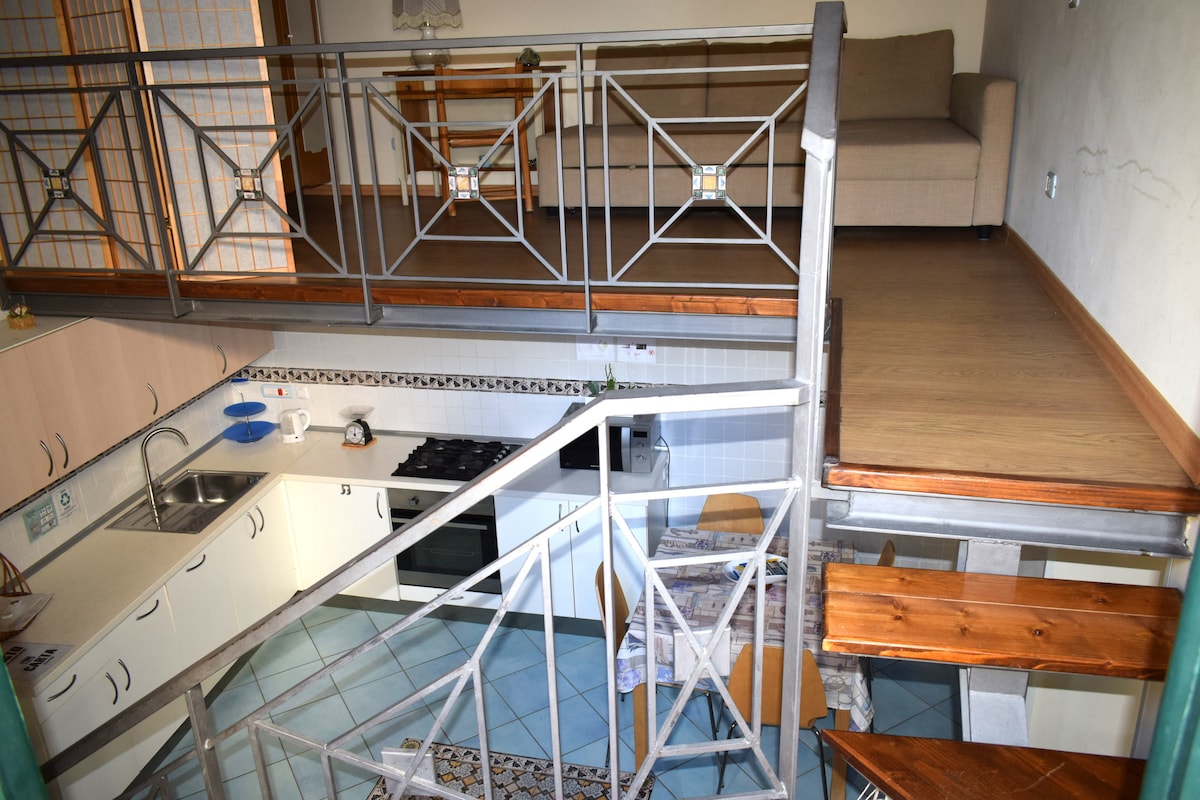 إطلالة على غرفة المعيشة (في الأسفل) وغرفة المعيشة (في الميزانين)