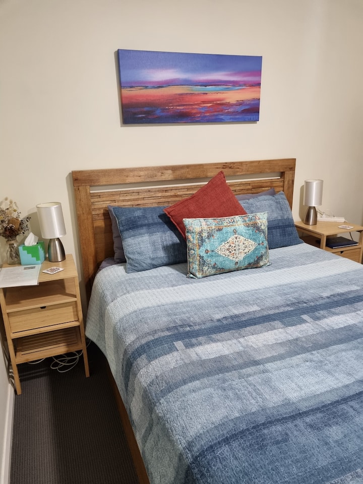 Dhoma e gjumit 2 ka një krevat dopio "queen" me ventilator tavani. Kjo është një dhomë e vogël me hapësirë të kufizuar dhe është e disponueshme vetëm për 3 dhe 4 vizitorë. 
Ka pamje nga kopshti i oborrit.