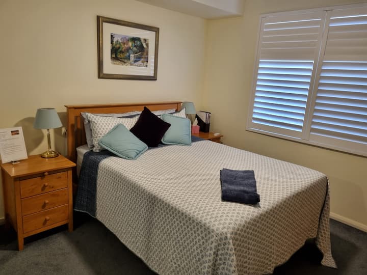 Dhoma e gjumit 1 - Krevat dopio "queen" me ventilator tavani dhe televizor me krom.