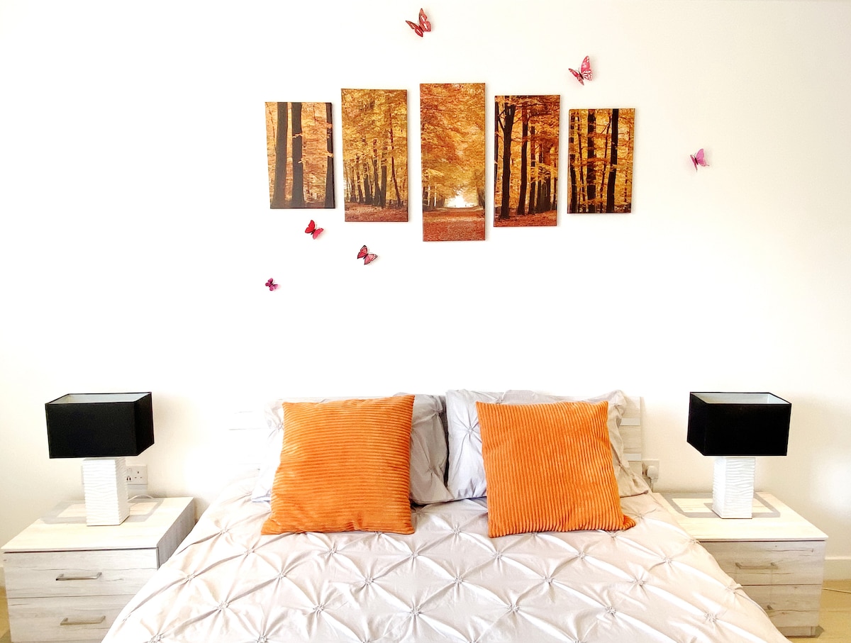 Tretia spálňa „Orange Room“ (s plne vybavenou kúpeľňou s vaňou), európskou manželskou posteľou King (160*200) a nástenným umením