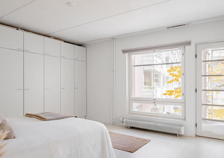 Chumba cha kulala kina mlango. Ina kitanda cha watu wawili na mwonekano wa baraza lenye utulivu lililojaa miti. Pia kuna roshani kubwa yenye mwonekano wa baraza. Chumba cha kulala pia kina piano.