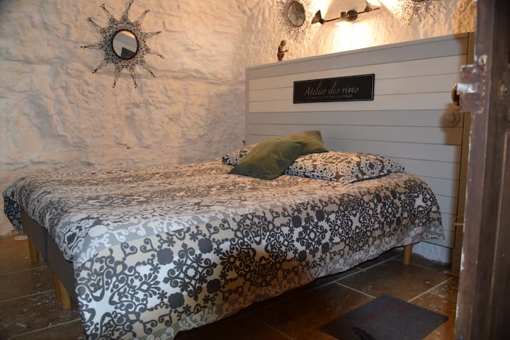 Прилагодливи кревети: 
2 единечни кревета или брачен кревет (широк 150-179 см)