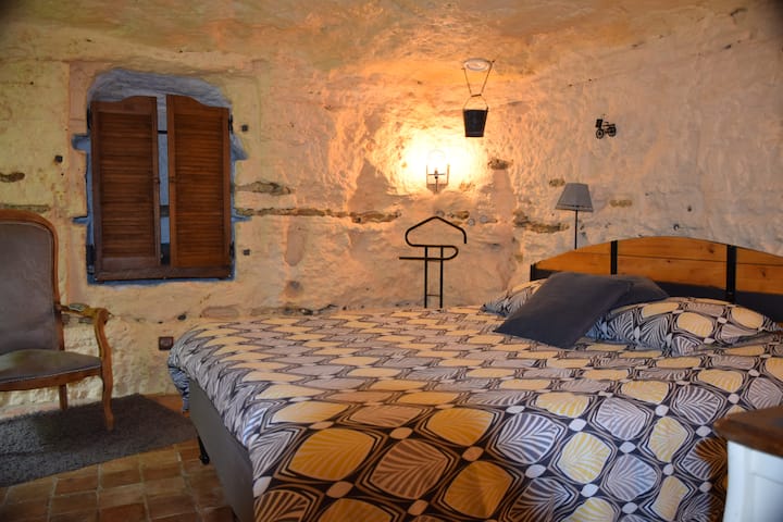 Прилагодливи кревети: 
2 единечни кревета или брачен кревет (широк 150-179 см)
Приватна бања: италијанска бања и туш
Прозорец со поглед на градина