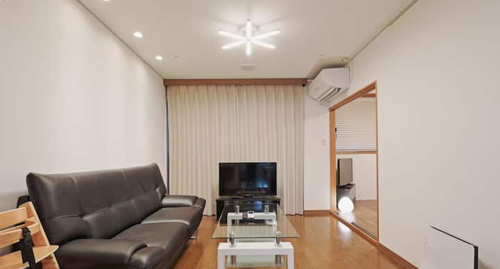 6名様用ベッドは折り畳み式ベッドをご用意いたします
За шестиот гостин, ќе обезбедиме преклопен кревет во дневната соба.