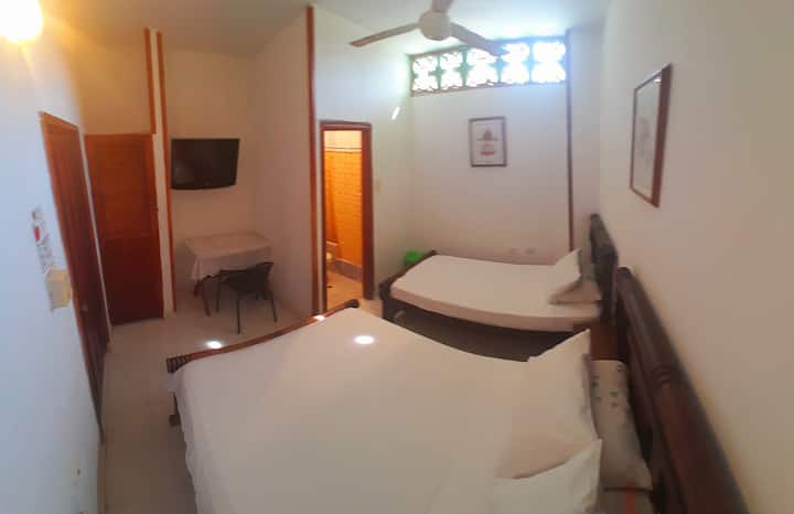 ห้องพักสะดวกสบายสำหรับ 3 คนพร้อมห้องน้ำส่วนตัว โต๊ะทำงาน เคเบิลทีวี Wi-Fi พัดลมเพดาน