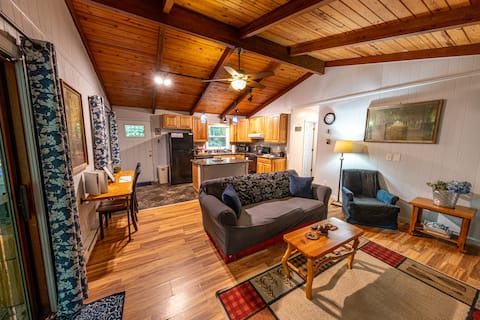 Top Airbnb: Mountain Shadows - On Stream - Hot Tub - Fireplace in Etowah