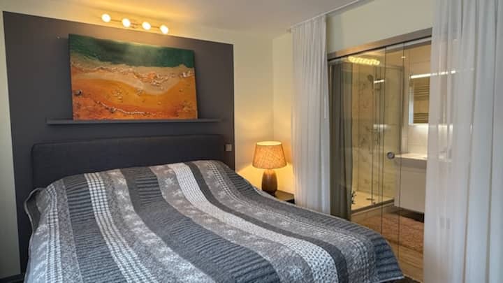 Rozmery postele s pružinovým matracom sú 200 x 180 cm. Dodatočný vrchný matrac ho robí veľmi pohodlným. Prikrývky sú nadýchané a hrejivé a vankúše sú veľmi pohodlné. V skrini sú ďalšie vankúše a prikrývky. Posteľná bielizeň a uteráky sú biele.