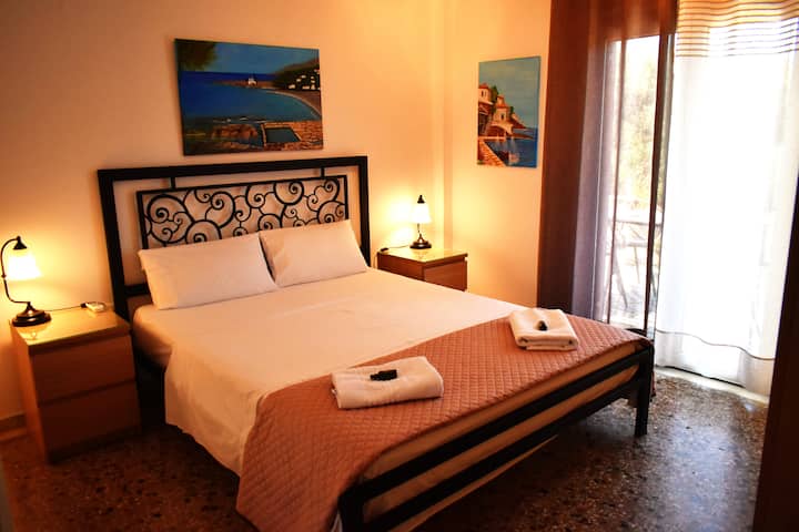 1:a sovrummet med dubbel järnsäng, som vi köpte i augusti 2025. Målningarna är handgjorda. Alla sovrum har växelriktare 12 000 Btu för kylning eller uppvärmning.