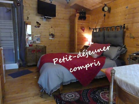 Le Cabanon Chez Nath with Private Hot Tub 
 Varages