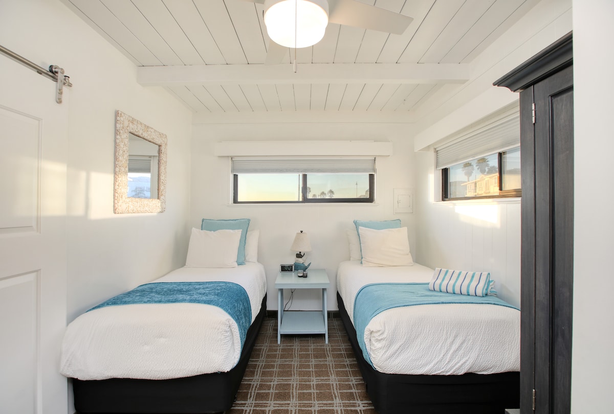 ห้องพักที่อบอุ่นและใช้งานได้ดีนี้เหมาะสำหรับเพื่อนหรือสมาชิกในครอบครัวที่เดินทางด้วยกัน มีเตียงแฝดที่สะดวกสบาย 2 เตียงพร้อมผ้าปูที่นอนนุ่มๆตู้เสื้อผ้าสำหรับเก็บข้าวของของคุณ