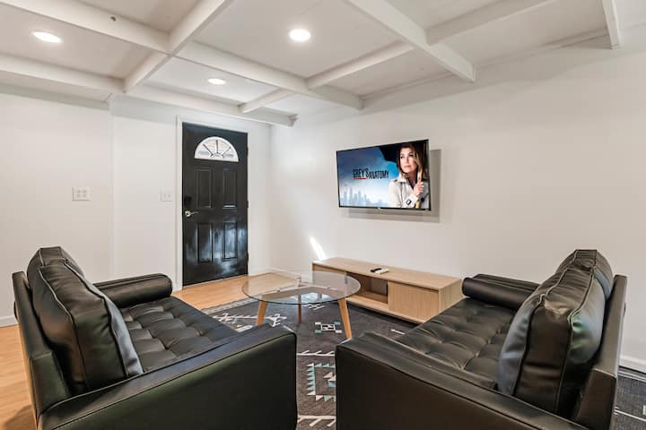 Guest House: Accessible to Downtown & Fast WiFi!