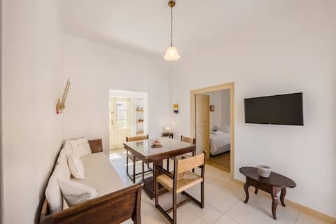 Top performing Airbnb: The Ro House in Περιφερειακή Ενότητα Θήρας