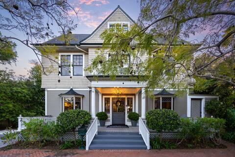 Beautiful 8 Bed/8 Bath Victorian Home Downtown SB