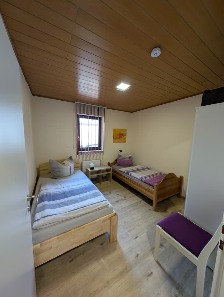 Малка спалня с 2 единични легла, 1 x 2 м и 0,9 х 1,9 м