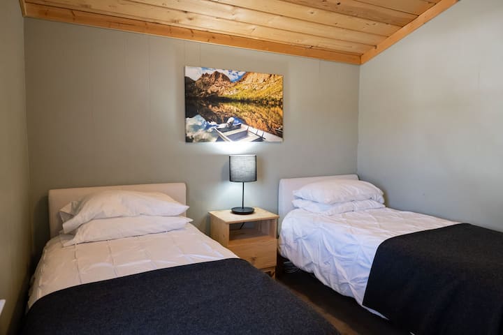 Chumba cha 2 cha kulala kina vitanda viwili viwili vya starehe, na kuunda mapumziko ya kupendeza yanayofaa kwa ajili ya mapumziko. Inafaa kwa usingizi wa usiku wenye utulivu katika sehemu ya kupendeza, ya karibu.