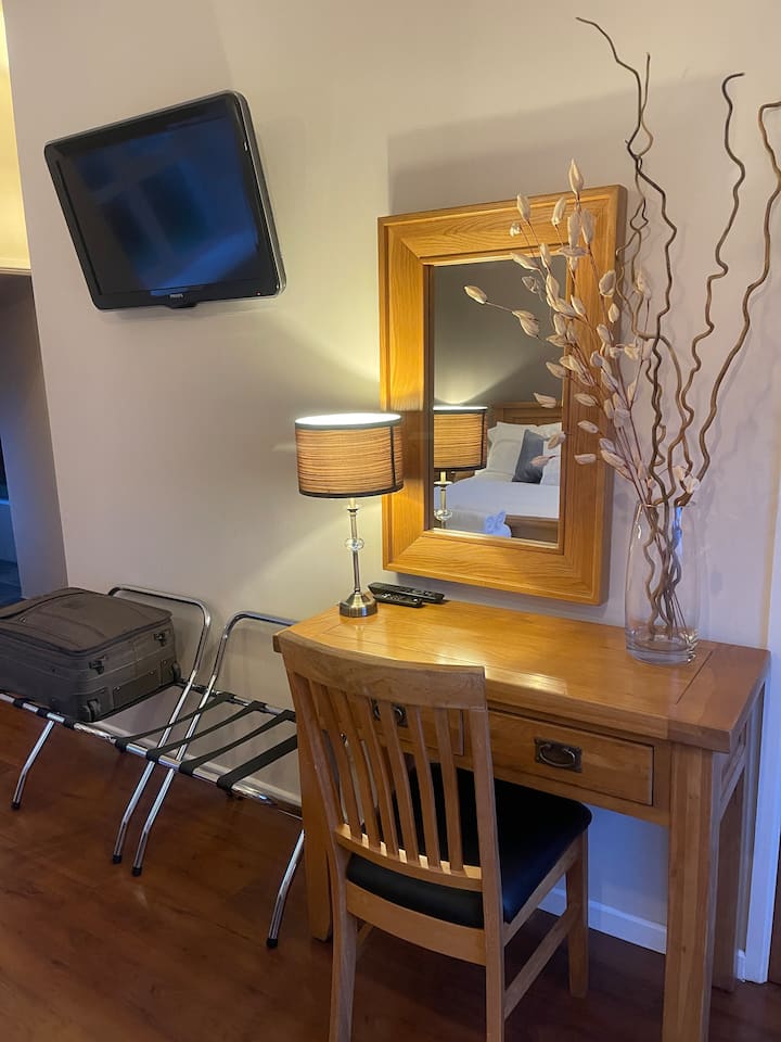 En los cajones de la cómoda encontrarás una plancha para rizar y un secador de pelo. Los controles remotos de la televisión están en la cómoda. ¡Disfruta!