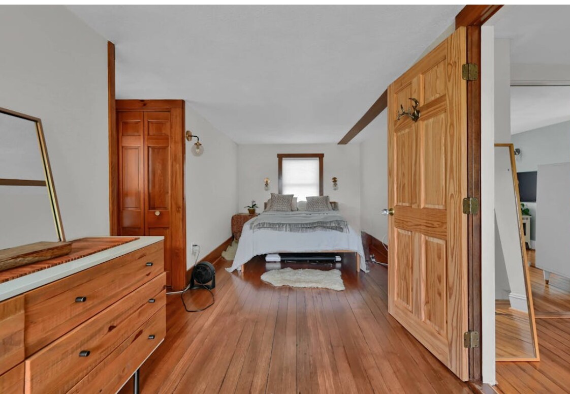 配有有机床垫和床上用品的舒适卧室