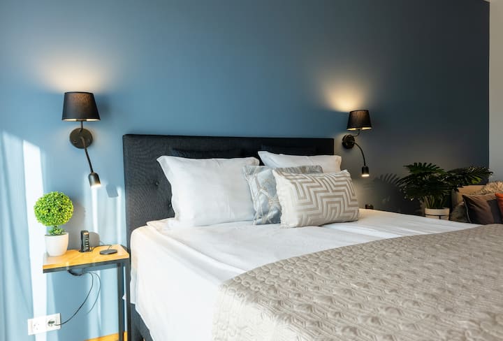 נוחות במיטה קווין סייז שקעו במיטה הקווין סייז הקטיפה (160x200 ס"מ) המצוידת במצעים איכותיים. נוסעים עם קטנטנים? ניתן להשתמש בעריסת תינוקות לפי בקשה כדי להתאים למשפחות.