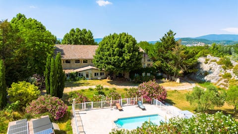 Les Oliviers Apt – Terrace, Hot Tub and Pool Access