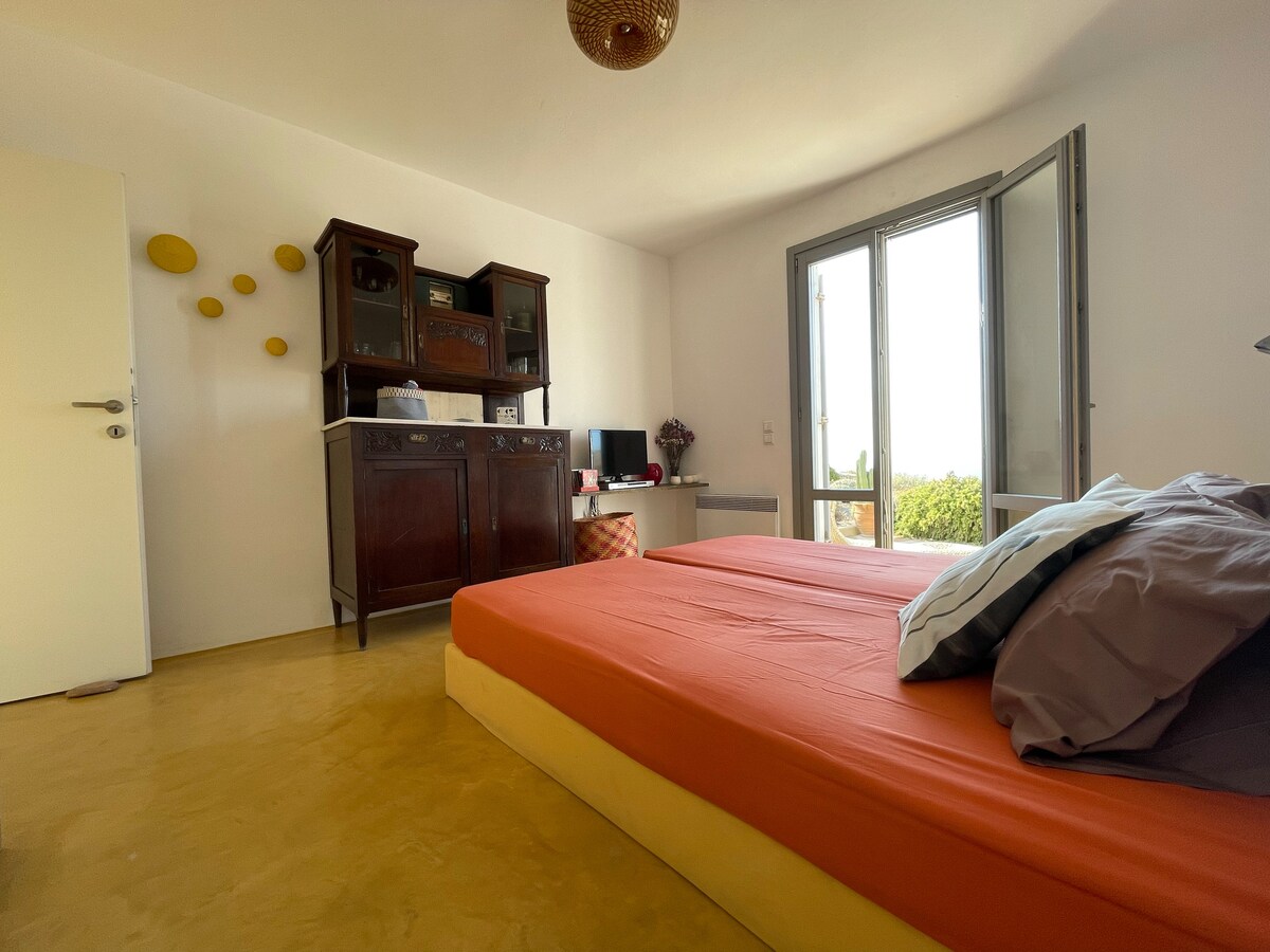 ห้องนอนพร้อมเตียงเดี่ยว 2 เตียง