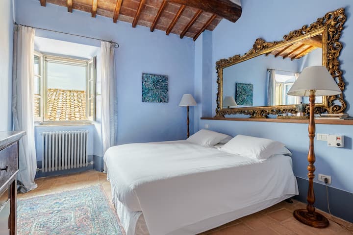 A generous king bed beneath a towering antique mirror gives this room a sense of drama and calm. Ideal for two guests, or easily reconfigured as twin king singles. A quiet retreat within the historic walls of Panicale.