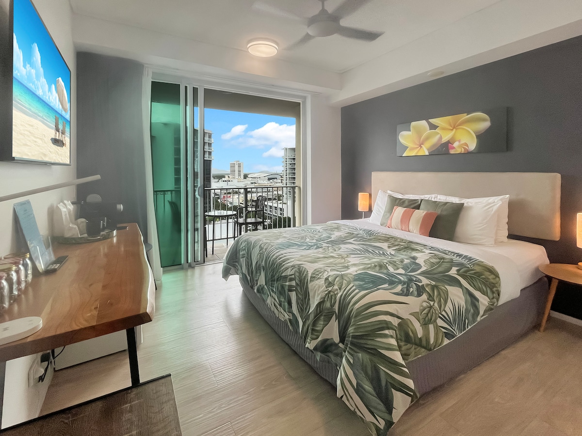 Dormitorio principal con cama tamaño KING con la parte superior acolchada, televisor inteligente con acceso a Netflix, películas foxtel y balcón privado. 