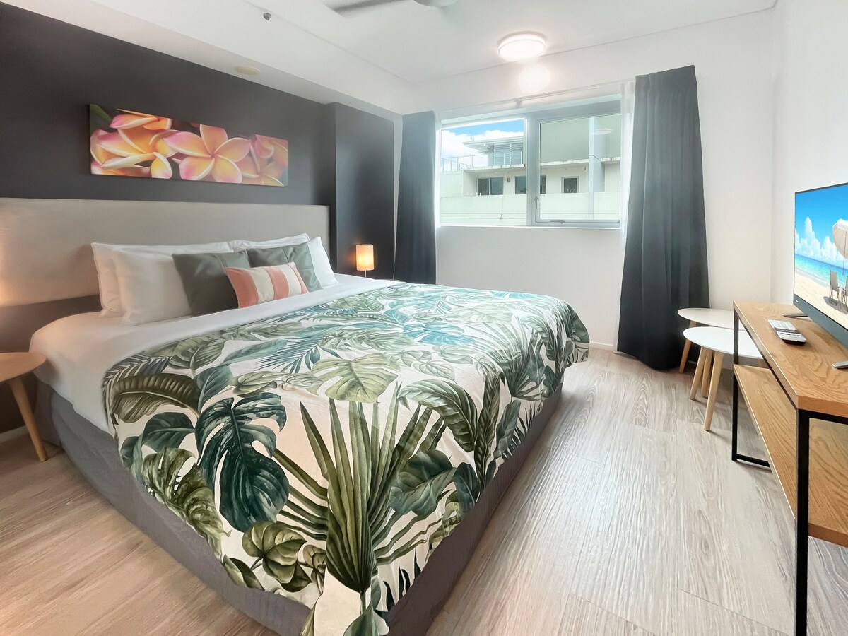 El segundo dormitorio tiene una cama tamaño KING con la parte superior acolchada y su propia televisión inteligente.