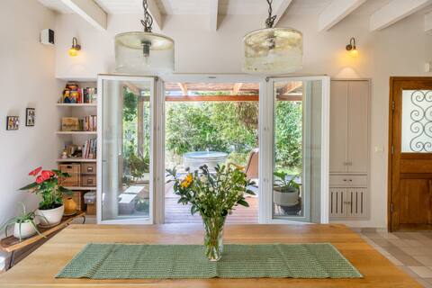 Sharon's house in the heart of nature. Quiet environment, safe room in the house