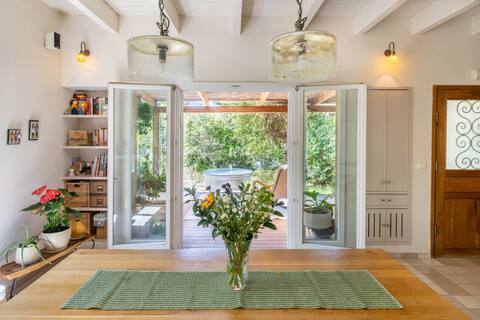Sharon's house in the heart of nature. Quiet environment, safe room in the house