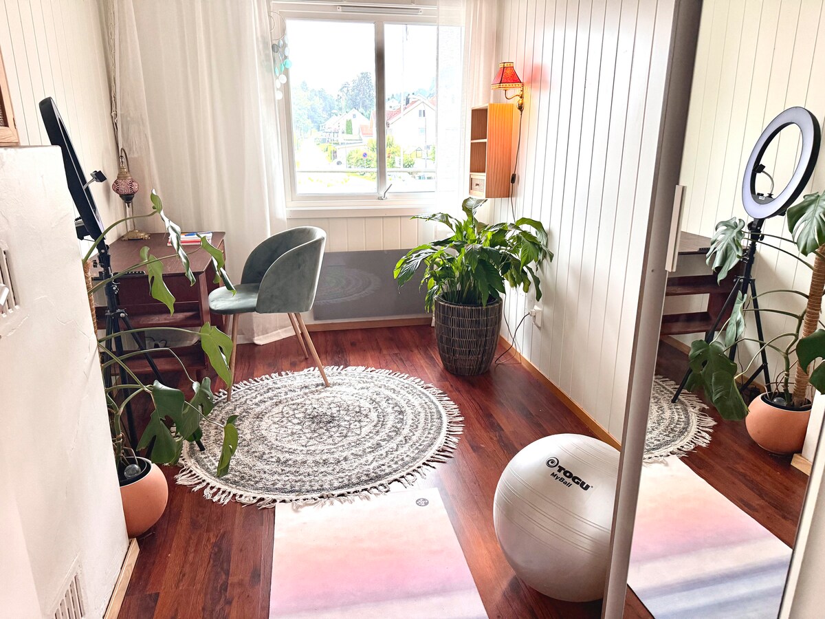 También se puede utilizar como gimnasio con una pelota de ejercicios y una esterilla de yoga. 