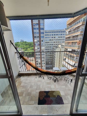 Entire home with 2 bedrooms in Niterói - Lindo, varanda, arejado, pet friendly, vaga e A/C!