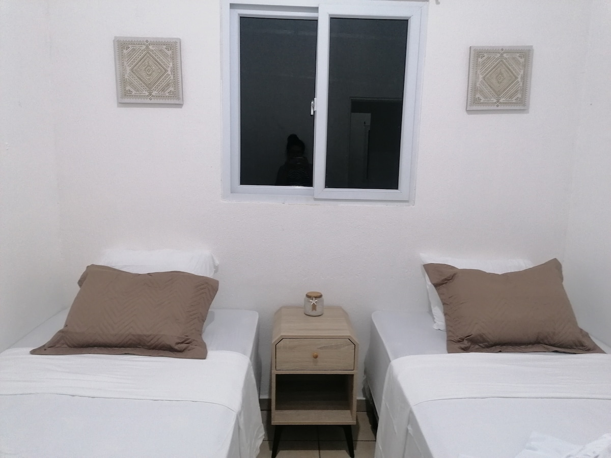 Izba 2: Má 2 samostatné postele, klimatizáciu a šatník. 