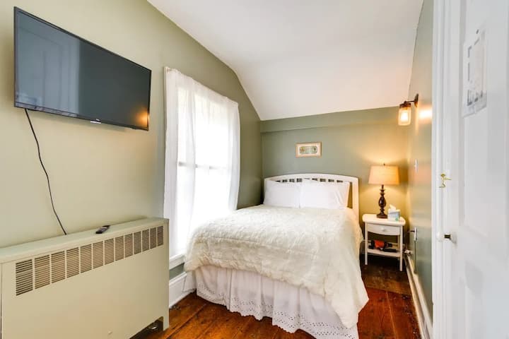 By popular demand, a 32" smart TV was added in 2022. Use your login credentials for streaming w/ fiber optic wifi. 