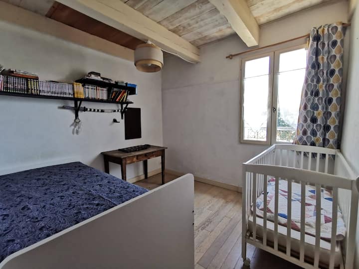 Camera da letto 4 della casa principale con 1 letto singolo e 1 culla