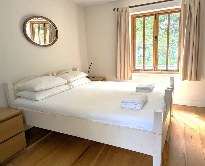 Chumba cha kulala cha ghorofa mbili au pacha katika nyumba ya shambani iliyo na chumba cha kuogea na mandhari ya bwawa.