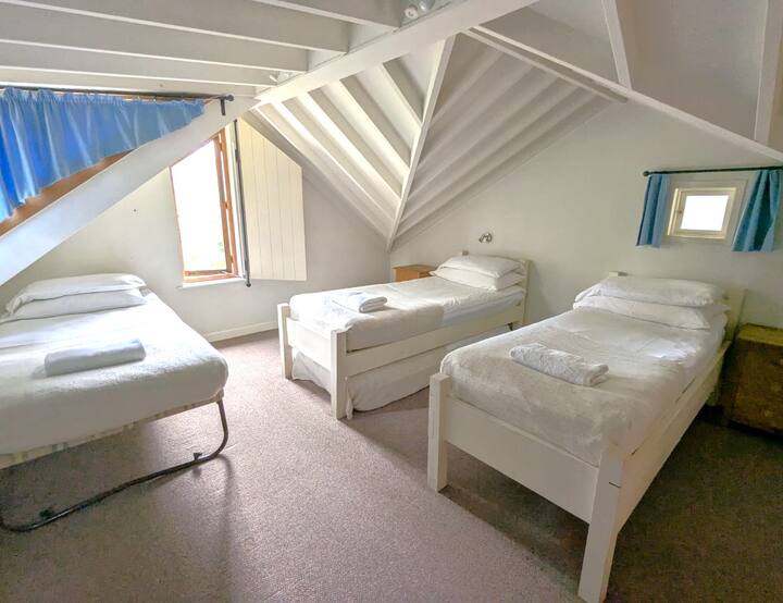 Chumba cha watu watatu katika chumba cha kulala cha ghorofa cha juu cha nyumba ya shambani