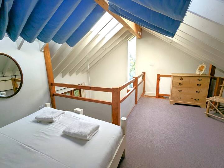 Sakafu ya mezzanine iliyo na chumba cha kulala mara mbili kwenye studio