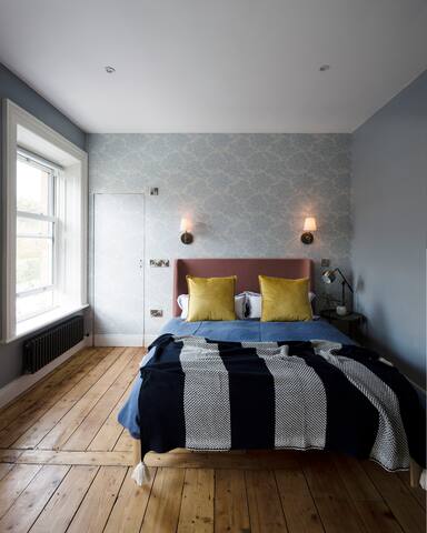 Designer 3-bed home sleeps 6 Dublin gallery image 5