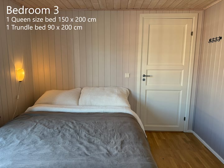 Rommet har to senger med plass til totalt fire personer, og passer derfor for en familie. 
Dobbeltseng på 150 x 200 cm. 
Sofabenk med to madrasser på 90 x 200 cm hver.