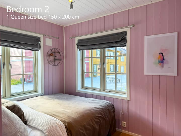 Dobbeltseng 150 x 200 cm (bemærk størrelse)
2 dyner
2 puder
Lejeren skal medbringe lagner, dynebetræk og hovedpudebetræk. Hvis du ønsker at leje dette, skal du kontakte udlejeren for yderligere aftale.