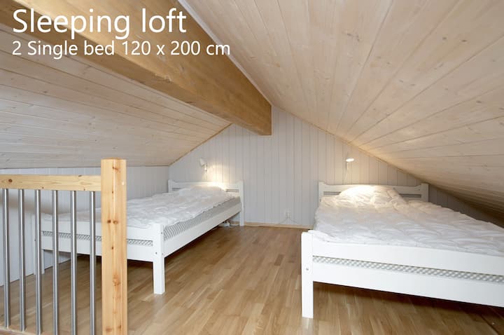 Loftet har to enkeltsenge på 120x200 cm. Derudover er der flere madrasser på loftet, hvis der er behov for flere sovepladser.