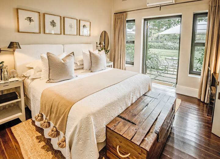 Spavaća soba s produženim bračnim krevetom ili dvostrukim krevetima, radnim stolom i kupaonicom, pristup vrtu.