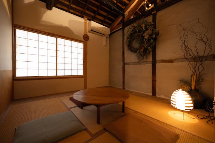Es gibt auch einen Tatami-Raum. Wenn es 4 Gäste gibt, stellt der Gastgeber ein zusätzliches japanisches Futon-Set in Einzelgröße in diesem Zimmer zur Verfügung.