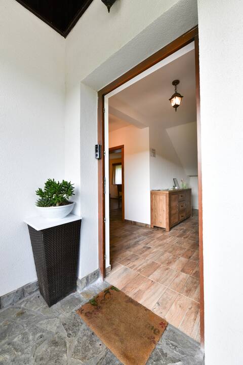 HOUSE FLORA ROOM 3
ENTRANCE 1
PLITVICKA JEZERA