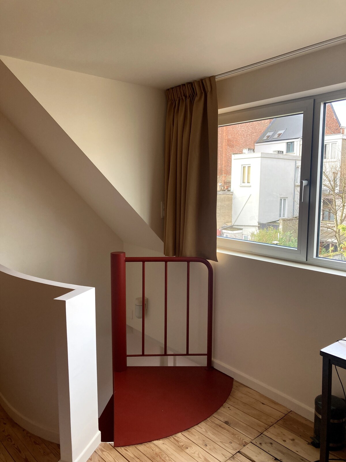 U nedavno renoviranom potkrovlju nalazi se uredski prostor ili druga spavaća soba za treću osobu. S velikih prozora pruža se pogled na susjedstvo i mnogo svjetla. Zavjese za zamračivanje također osiguravaju udoban smještaj za spavanje