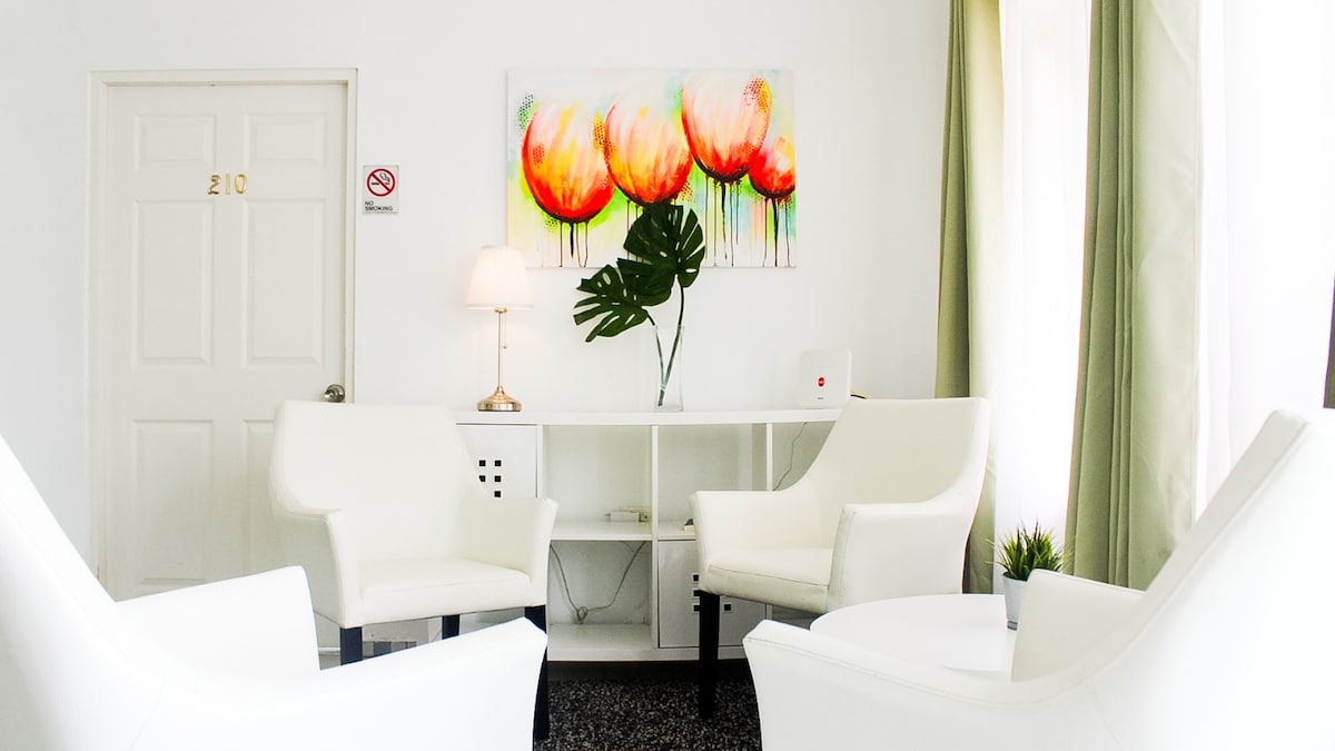 Sofisticiran i udoban prostor, dizajniran za opuštanje uz izvrsnu kavu i pratiti vijesti. Elegantan i moderan dizajn koji će vam pružiti osjećaj kao da ste kod kuće. 