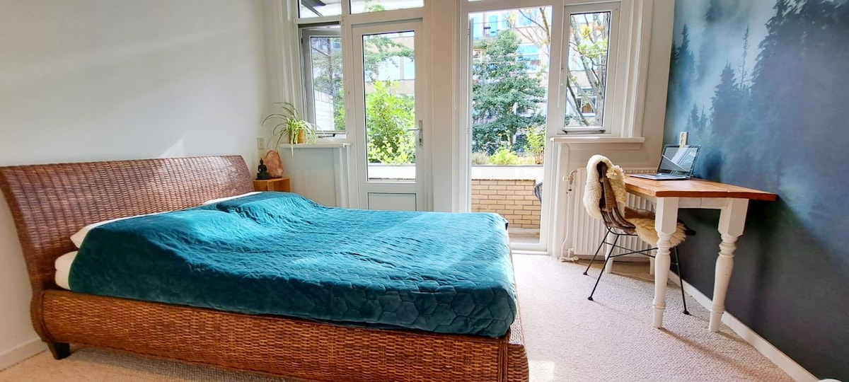 Chambre principale avec un lit double confortable de 140 cm et une vue imprenable à apprécier jour et nuit.